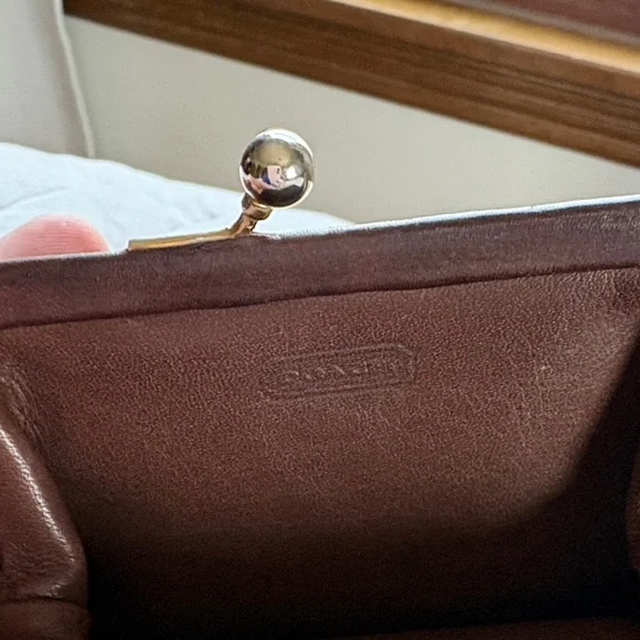 Coach Rich Brown Leather Coin purse kisslock closure Rare - Picture 2 of 7
